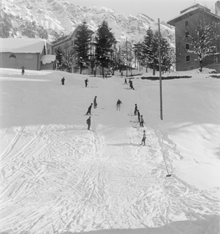 Kinder auf Skiern an einem präparierten Schneehang 
