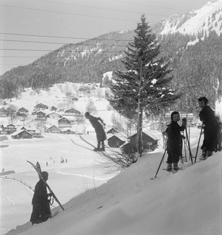 Kinder beim Schanzenspringen