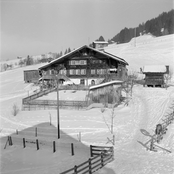 Simmentaler Bauernhaus im Winter