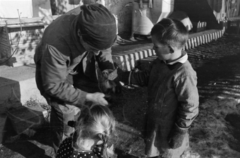 Bauer mit seinen zwei Kindern