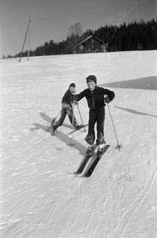 Kinder auf Skiern 