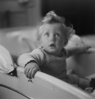 Porträt Kleinkind in Kinderwagen sitzend