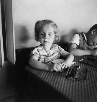 Zwei Kinder an Tisch mit Papier und Buntstiften