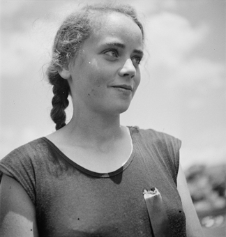 Porträt eines jungen Mädchens in Turnkleidung mit Abzeichen von Turnfest