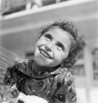 Porträt eines lachenden Mädchens 