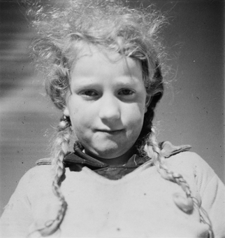 Porträt eines Mädchens mit Zöpfen