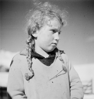 Porträt eines Mädchens mit Zöpfen