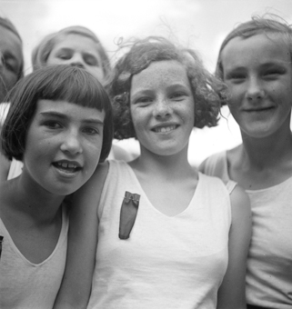 Gruppe von Mädchen in Turnbekleidung und Abzeichen (vermutlich Turnfest)