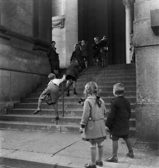 Schulkinder beim Pausen-Spiel auf der Treppe einer Schule