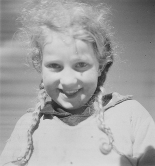 Porträt eines lachenden Mädchens mit Zöpfen