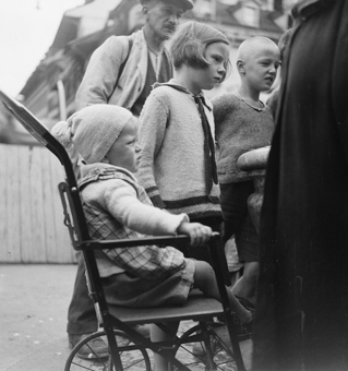 Menschengruppe mit Kind in Rollstuhl
