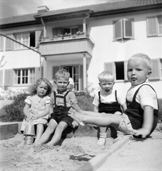 Vier Kinder beim Spielen im Sandkasten