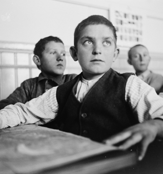 Zwei Knaben in Schulzimmer