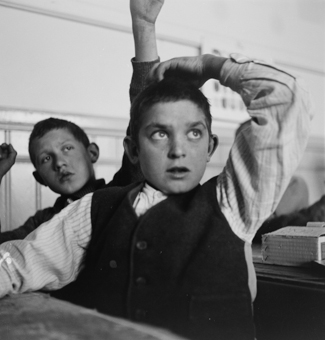 Zwei Knaben in Schulzimmer