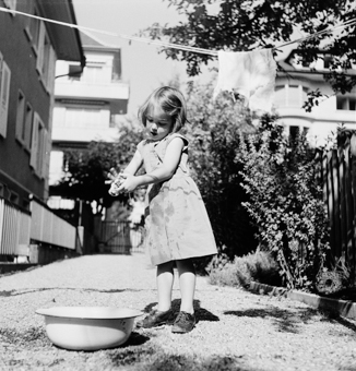 Mädchen beim Wäschewaschen in städtischem Garten