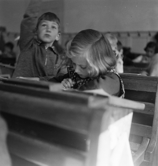 Zwei Kinder in einem Schulzimmer