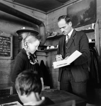 Lehrer und Schülerin in einer Bergschule