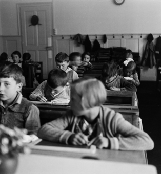 Schulzimmer mit Schülerinnen und Schülern