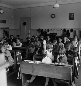 Schulzimmer mit Schülerinnen und Schülern