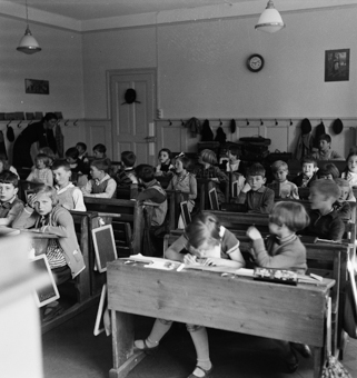 Schulzimmer mit Schülerinnen und Schülern