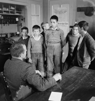 Gruppe von Knaben im Büro des Heimleiters