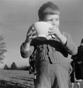 Kleiner Bub mit Tasse