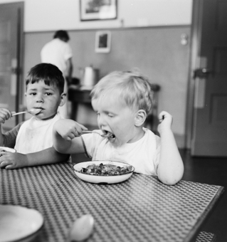 Zwei Kleinkinder an Tisch beim Essen