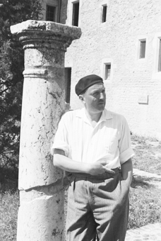 Porträt eines Mannes mit Beret, neben einer alten Säule stehend
