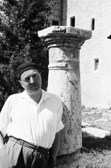 Porträt eines Mannes mit Beret, neben einer alten Säule stehend
