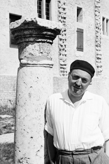Porträt eines Mannes mit Beret, neben einer alten Säule stehend
