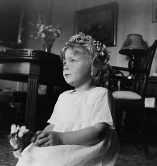 Kleines Mädchen mit Blumenkranz