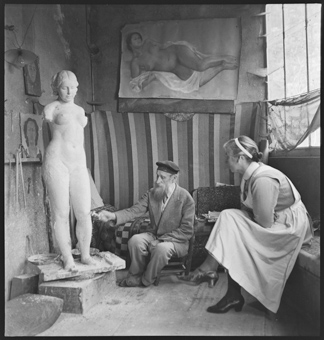 Aristide Maillol in seinem Atelier bei der Arbeit an einer Frauenplastik