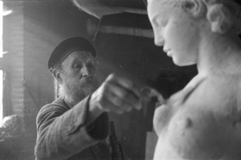 Aristide Maillol in seinem Atelier bei der Arbeit an einer Frauenplastik