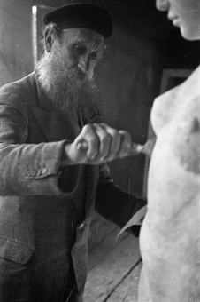 Aristide Maillol in seinem Atelier bei der Arbeit an einer Frauenplastik
