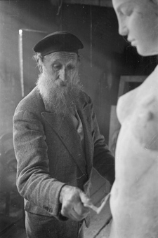 Aristide Maillol in seinem Atelier bei der Arbeit an einer Frauenplastik