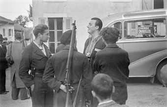 Soldaten vor zerstörter Häuserreihe im Zentrum von Lyon 