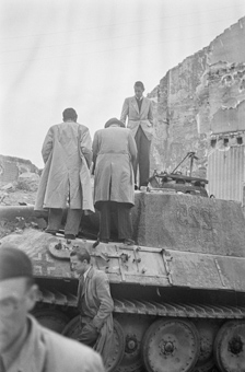 Deutscher Panzer zwischen zerstörten Häusern in Lyon