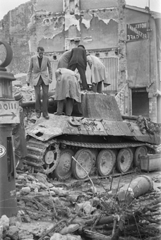 Deutscher Panzer zwischen zerstörten Häusern in Lyon