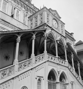 Rathaus Bern mit überdachter Treppe und neugotischer Fassade