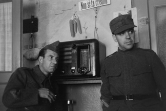Zwei Soldaten hören Radio