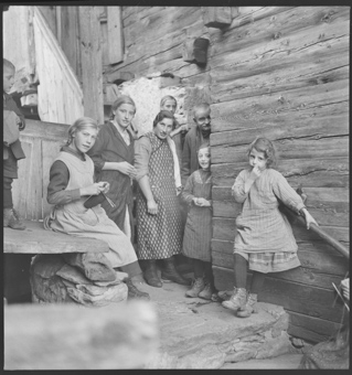 Gruppenbild vor einem Holzhaus