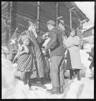 Zeitungsverkäufer im Winter