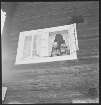 Familie schaut aus dem Fenster