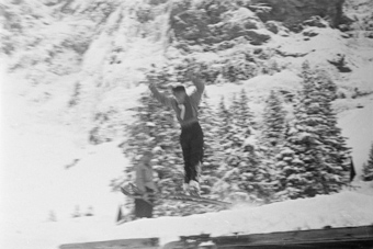 Skispringer beim Absprung auf dem Schanzentisch