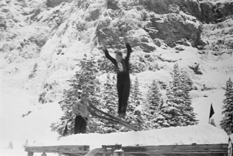 Skispringer beim Absprung auf dem Schanzentisch