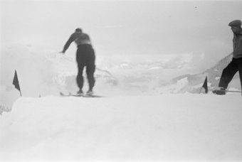 Skispringer oben an der Schanze beim Starten