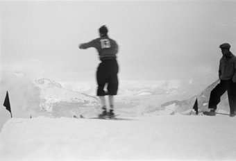 Skispringer oben an der Schanze beim Starten