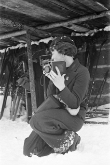 Fotografin mit Kamera bei einem Ski-Unterstand