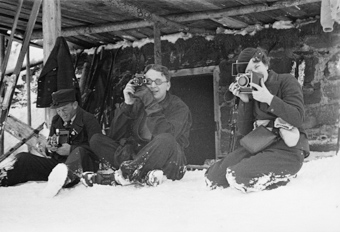 Fotografen mit Kameras an Skispringen