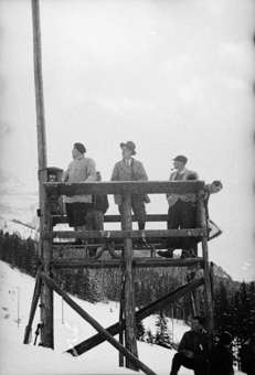 Skispringen: Holztribüne mit Telefon-Kasten